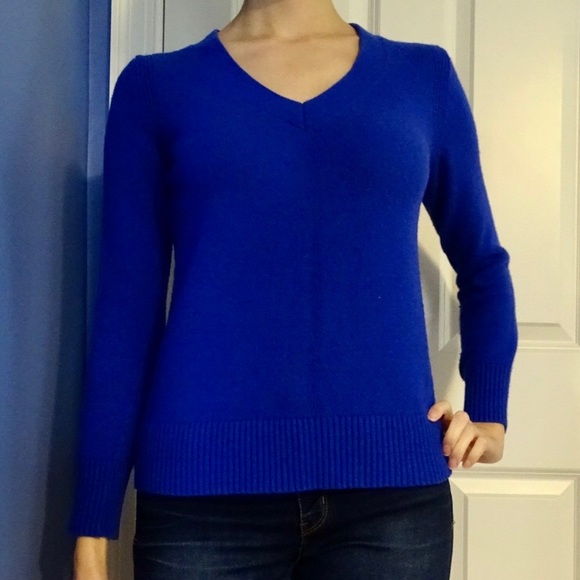 Button-Back Sweater 💙 - Picture 5 of 6